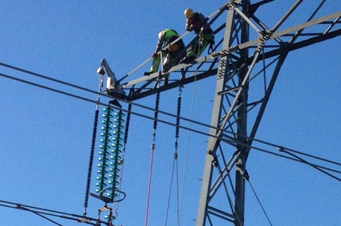 Arbeid i høyspentmast