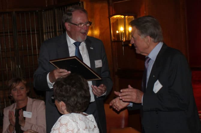 Thore Andersen mottar IEC 1906 Award