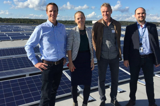 Solenergiprosjektet på befaring hos Asko på Vestby, som har et av landets største solcelleanlegg. Fra venstre: Marius Asheim, Ingrid Amundsen Welde, og Sveinung Rud fra OBOS Energi, og Tor Håkon B. Nøklebye fra OBOS Prosjekt.
