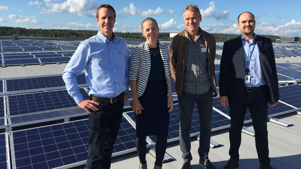 Solenergiprosjektet på befaring hos Asko på Vestby, som har et av landets største solcelleanlegg. Fra venstre: Marius Asheim, Ingrid Amundsen Welde, og Sveinung Rud fra OBOS Energi, og Tor Håkon B. Nøklebye fra OBOS Prosjekt.