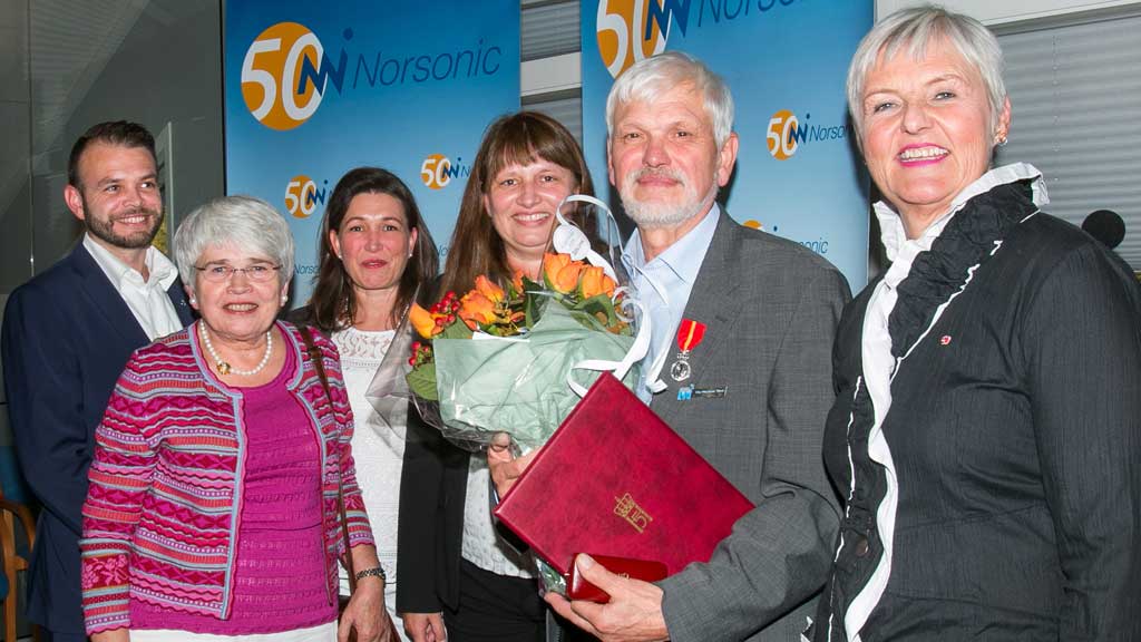 Ole Herman Bjor med familie sammen med Svarstad Haugland under tildeling av Kongens Fortjeneste Medalje