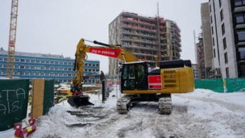 Verdens første elgravemaskin - 25 tonn beltegraver lansert av Veidekke på Storo i Oslo.