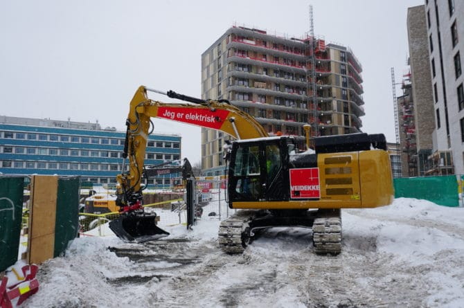 Verdens første elgravemaskin - 25 tonn beltegraver lansert av Veidekke på Storo i Oslo.