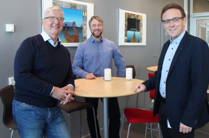 Fra venstre: Jørn Holtan (Statens Vegvesen), Gunnar Gjesdal (NEK) og Leif T. Aanensen (NEK)