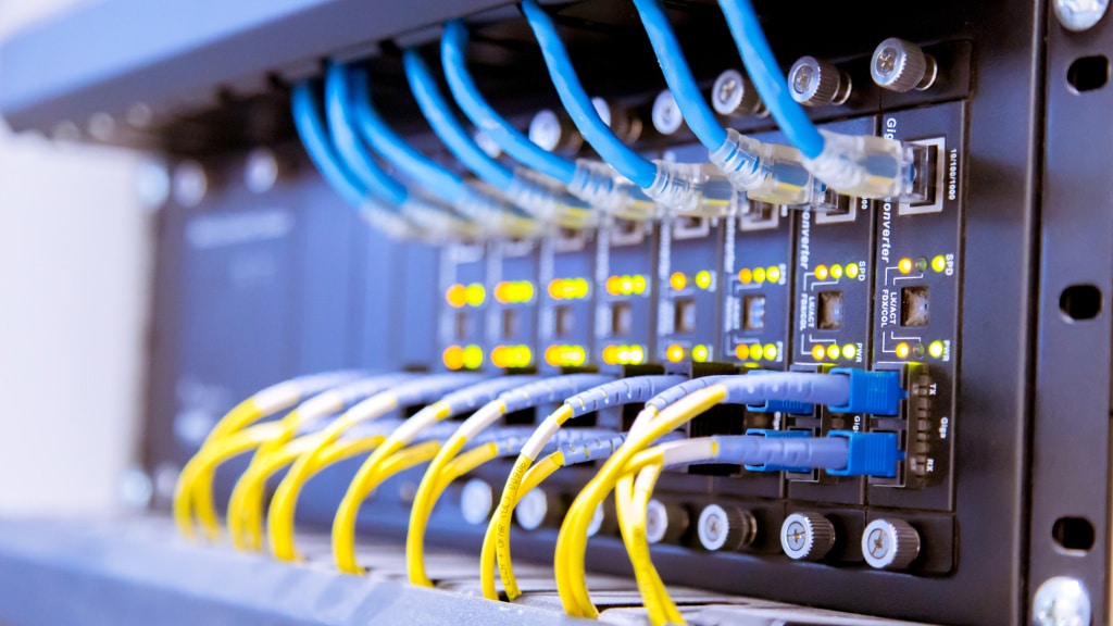 Nettverkssvitsj og ethernetkabler, datasenterkonsept. Ekom, kabler, system