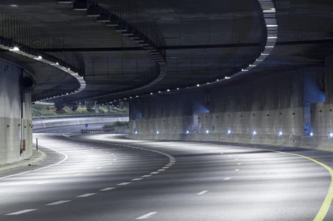 Tom motorvei om natten, tunnel, veilys