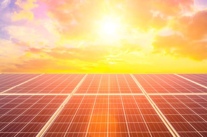 Solcellepanel i solnedgang
