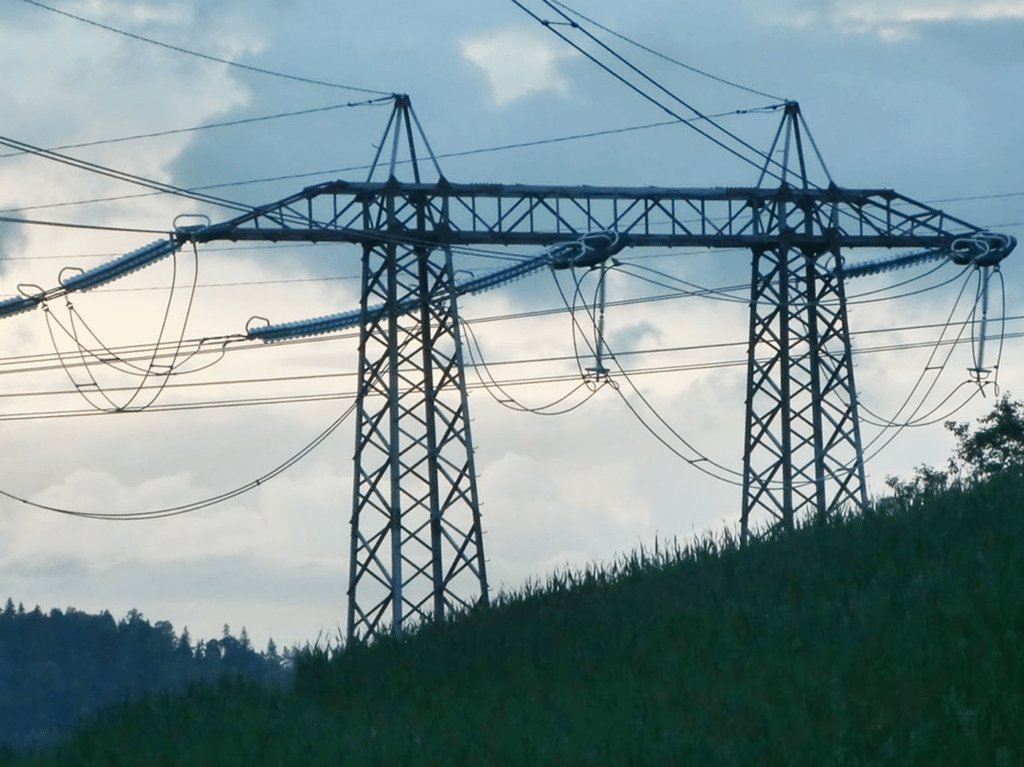 Høyspentmaster høyspenning himmel overføring og distribusjon