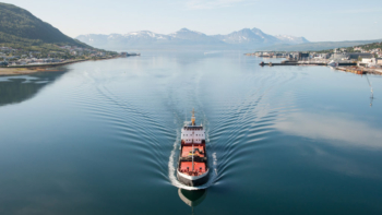 Et skip på et vann.