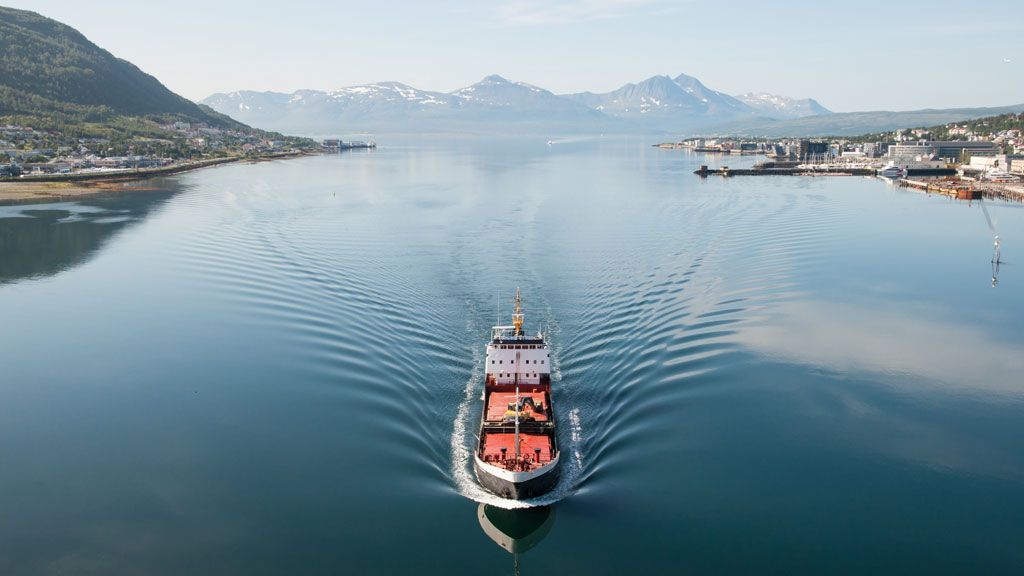 Et skip på et vann.